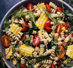 Nudelsalat mit BERTOLLI Weißweinessig Pinot Grigio Nudelsalat mit BERTOLLI Weißweinessig Pinot Grigio