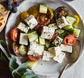 Schafskaese-Tomaten-Rotweinessig_M Schafskäse Tomaten Salat mit BERTOLLI Rotweinessig