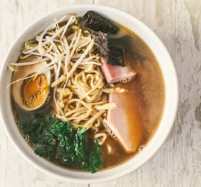 BERTOLLI Natives Olivenöl Extra Robusto – herzhaft in japanischer Suppe mit Komatsuna BERTOLLI Natives Olivenöl Extra Robusto - herzhaft in japanischer Suppe mit Komatsuna